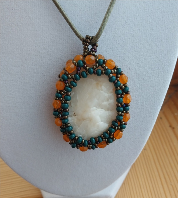 Альбом пользователя LanaGor: Кулон из белого камня