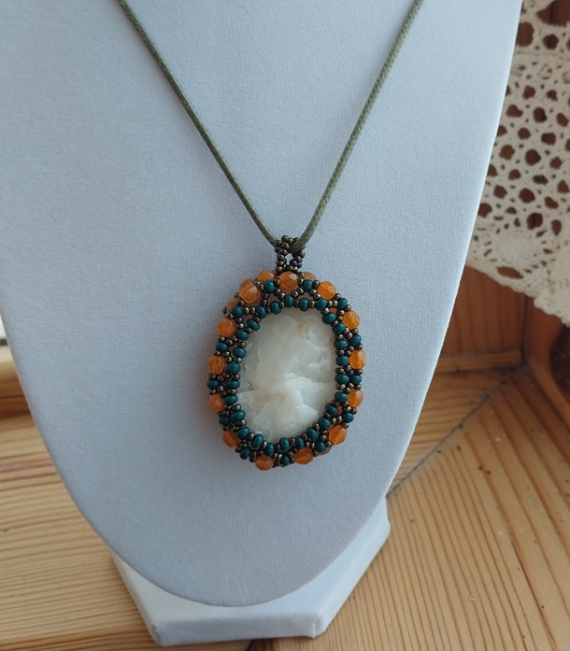 Альбом пользователя LanaGor: Кулон из белого камня