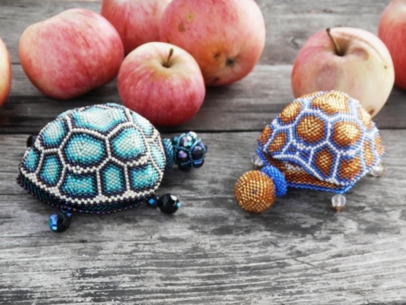 Разные методы создания забавных черепах из бисера и примеры схем плетения