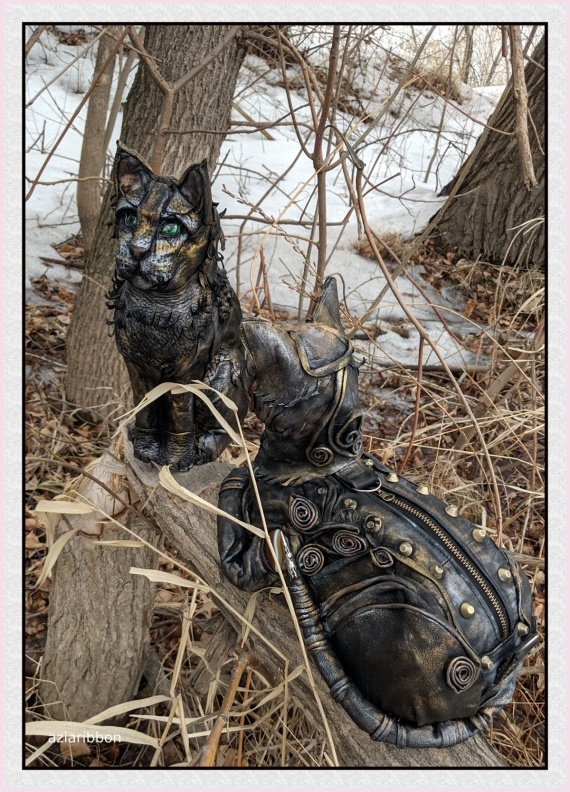 НЕбисерная лавка чудес: Кожаные сумки-кошки на выгуле.