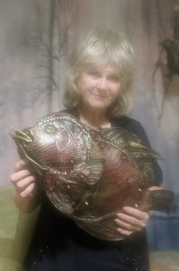 НЕбисерная лавка чудес: Кожаная сумка-рыба и с 8 марта)