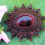 Монохромные брошки