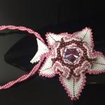 Бело-розовый цветок