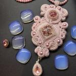 Розовый сутажный кулон «Цветы во льдинках»