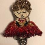 Брошь Дама в красном