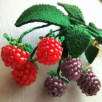 Ягодки-броши