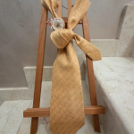 Женский галстук с брошью "Пралине"