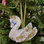 Спящий лебедь на елку.