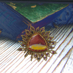 Брошь с мукаитом без названия.