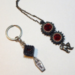 Кулон "Не злите злую кошку" и брелок "Гробик по сходной цене"