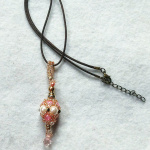 Маленький кулон из плетёной бусины (плюс мини-МК).