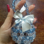 Праздник к нам приходит) сердечки из бусин