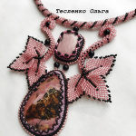 Колье "Фламинго" с родонитом