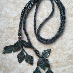 Лариат с листиками или переделка из непутёвого цветка